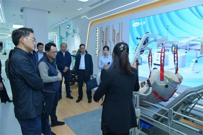 图为调研科技助残体验展示中心现场
